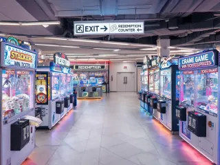 Accessible arcade aisle